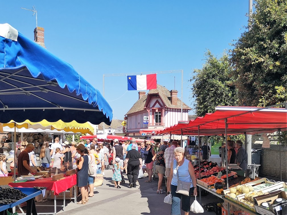 COURSEULLES est pourvu de nombreux commerces   ainsi que deux marches par semaine