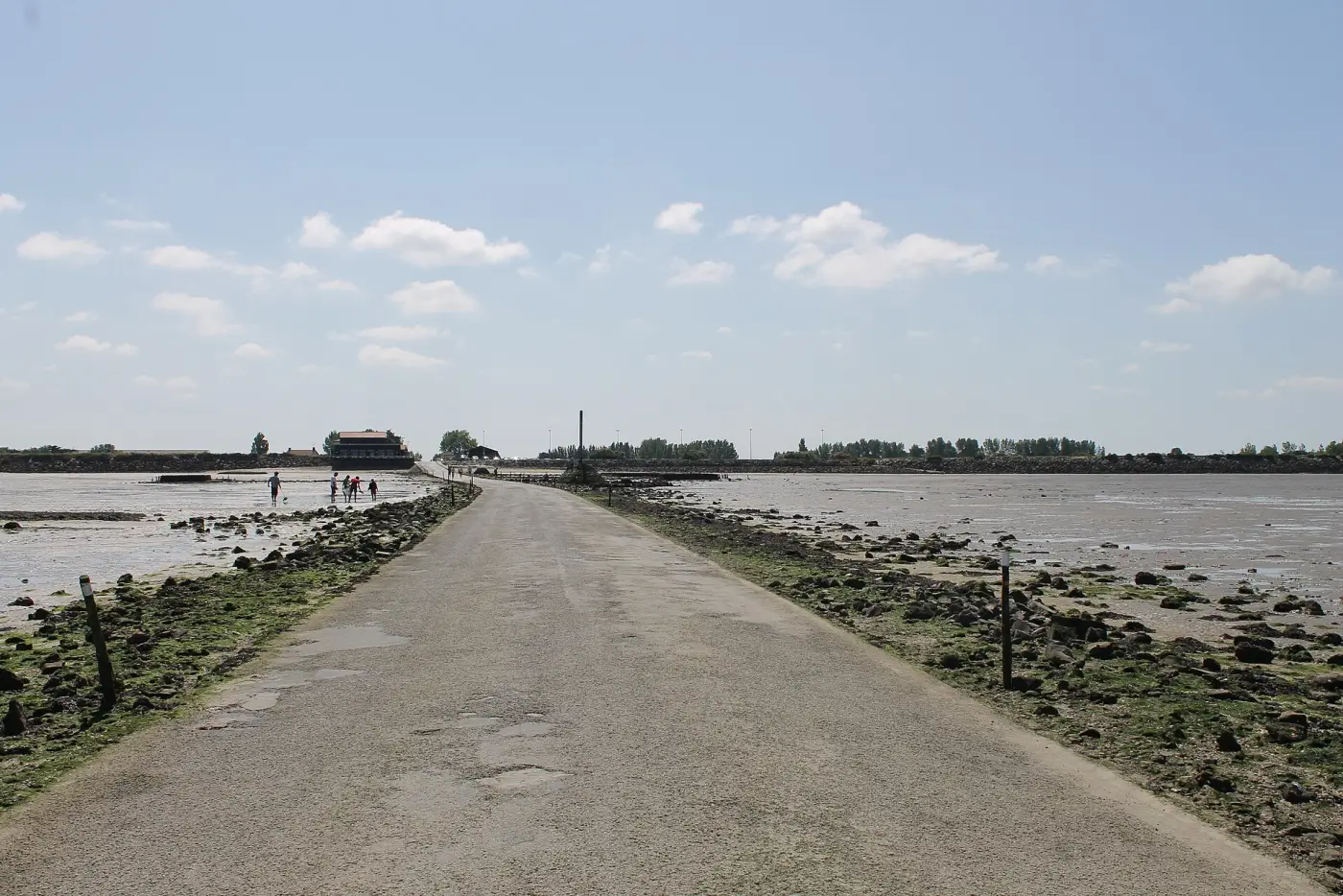 La route du passage du Gois à marée basse, entre le continent et l'île de Noirmoutier