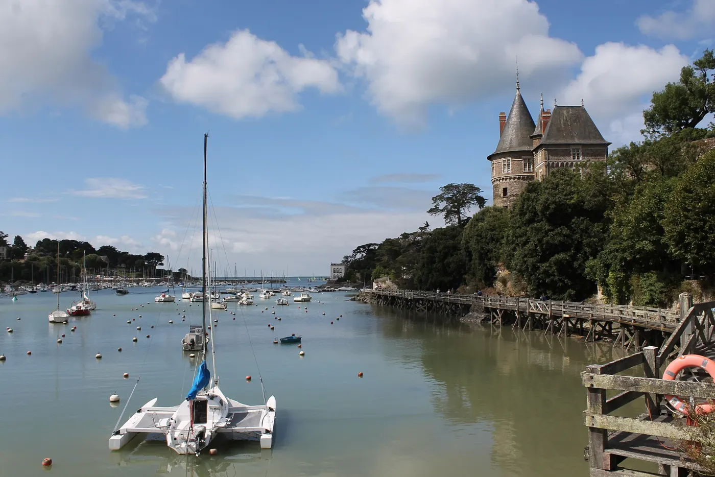 Le port de Pornic et son château, vus depuis le quai