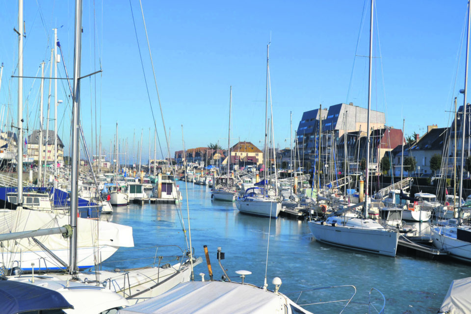 Le centre équestre de référence à Courseulles-sur-Mer est Courseulles Équitation, dirigé par Julien Offray. Il est situé Avenue de la Libération (14470).  Voici les informations clés concernant leurs activités, incluant le volet compétition et le contenu visuel :  Activités et Compétitions Compétition : Le centre propose des forfaits compétition et participe activement aux concours organisés par la Fédération Française d'Équitation (FFE).  Services : En plus des cours (collectifs, particuliers) et des stages, le centre propose des balades à la plage, de l'hôtellerie pour chevaux et diverses activités comme le poney club, le horse-ball et la voltige.  Labels : L'établissement est labellisé "Cheval Étape" et "Bien-Être Animal".