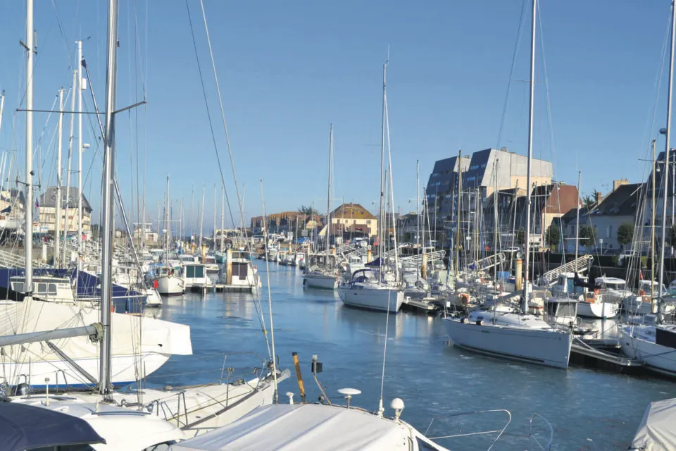 Le port de Courseulles-sur-Mer, point de départ des sorties de pêche en mer sur la Côte de Nacre